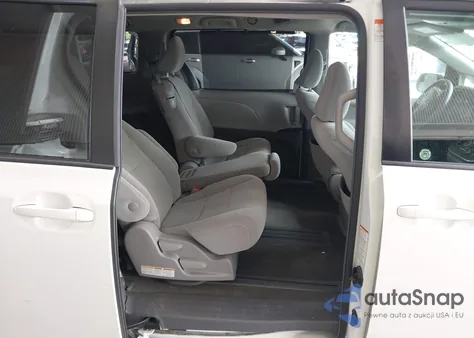 2019 Toyota Sienna Le 8 Passenger z USA, uszkodzony, nr VIN 5TDKZ3DC5KS970723